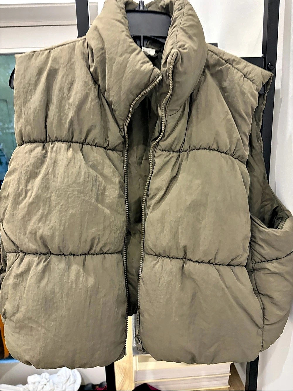 H&M Puffer Vest in Green Like New
